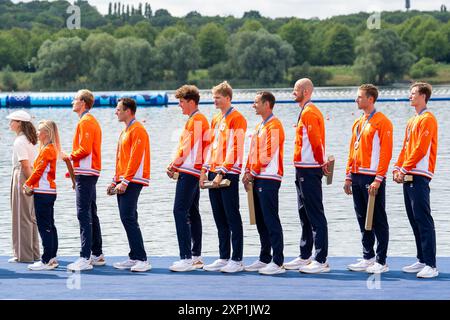 PARIS, FRANKREICH - 3. AUGUST: Ralf Rienks (Niederlande), Olav Molenaar (Niederlande), Sander de Graaf (Niederlande), Ruben Knab (Niederlande), Gertjan van Doorn (Niederlande), Jacob van de Kerkhof (Niederlande), Jan van der bij (Niederlande), Mick Makker aus den Niederlanden, Dieuwke Fetter aus den Niederlanden während der Podiumseremonie, nachdem er am 3. August 2024 in Paris am 8. Rudertag - Olympische Spiele Paris 2024 im Nautikstadion Vaires-Sur-Marne teilgenommen hatte. (Foto: Joris Verwijst/BSR Agency) Stockfoto