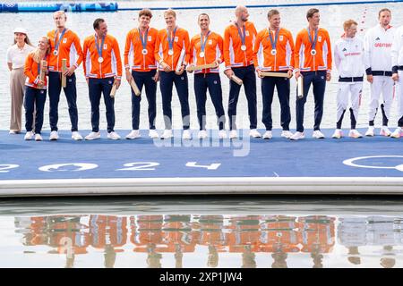 PARIS, FRANKREICH - 3. AUGUST: Ralf Rienks (Niederlande), Olav Molenaar (Niederlande), Sander de Graaf (Niederlande), Ruben Knab (Niederlande), Gertjan van Doorn (Niederlande), Jacob van de Kerkhof (Niederlande), Jan van der bij (Niederlande), Mick Makker aus den Niederlanden, Dieuwke Fetter aus den Niederlanden während der Podiumseremonie, nachdem er am 3. August 2024 in Paris am 8. Rudertag - Olympische Spiele Paris 2024 im Nautikstadion Vaires-Sur-Marne teilgenommen hatte. (Foto: Joris Verwijst/BSR Agency) Stockfoto