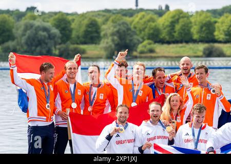 PARIS, FRANKREICH - 3. AUGUST: Ralf Rienks (Niederlande), Olav Molenaar (Niederlande), Sander de Graaf (Niederlande), Ruben Knab (Niederlande), Gertjan van Doorn (Niederlande), Jacob van de Kerkhof (Niederlande), Jan van der bij (Niederlande), Mick Makker aus den Niederlanden, Dieuwke Fetter aus den Niederlanden während der Podiumseremonie, nachdem er am 3. August 2024 in Paris am 8. Rudertag - Olympische Spiele Paris 2024 im Nautikstadion Vaires-Sur-Marne teilgenommen hatte. (Foto: Joris Verwijst/BSR Agency) Stockfoto