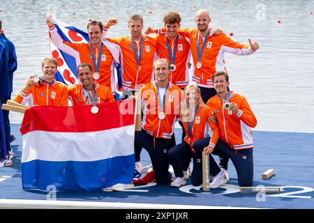 PARIS, FRANKREICH - 3. AUGUST: Ralf Rienks (Niederlande), Olav Molenaar (Niederlande), Sander de Graaf (Niederlande), Ruben Knab (Niederlande), Gertjan van Doorn (Niederlande), Jacob van de Kerkhof (Niederlande), Jan van der bij (Niederlande), Mick Makker aus den Niederlanden, Dieuwke Fetter aus den Niederlanden während der Podiumseremonie, nachdem er am 3. August 2024 in Paris am 8. Rudertag - Olympische Spiele Paris 2024 im Nautikstadion Vaires-Sur-Marne teilgenommen hatte. (Foto: Joris Verwijst/BSR Agency) Stockfoto