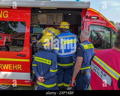 Mehrere Gebäude in Schillerslage abgebrannt Baufachberater des Technischen Hilfswerks begutachten die Einsturzgefahr bei den ausgebrannten Gebäuden. *** Mehrere Gebäude in Schillerslage abgebrannt Bauberater des Bundesamtes für Technische Hilfe bewerten die Einsturzgefahr in den ausgebrannten Gebäuden Urheberrecht: XBerndxGüntherx Stockfoto