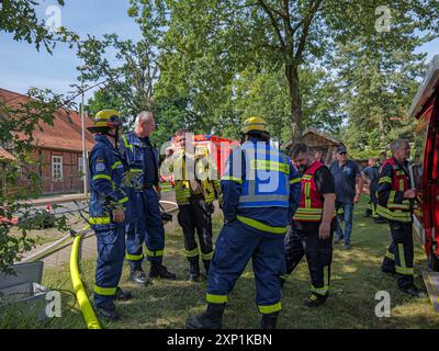 Mehrere Gebäude in Schillerslage abgebrannt Großeinsatz der Feuerwehren aus dem Bereich Burgdorf bei einem Brand eines Gebäudekomplexes in Schillerslage *** mehrere Gebäude brannten in Schillerslage ab Großeinsatz der Feuerwehren aus dem Burgdorfer Gebiet bei einem Brand in einem Gebäudekomplex in Schillerslage Urheberrecht: XBerndxGüntherx Stockfoto