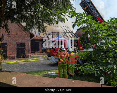 Mehrere Gebäude in Schillerslage abgebrannt Großeinsatz der Feuerwehren aus dem Bereich Burgdorf bei einem Brand eines Gebäudekomplexes in Schillerslage *** mehrere Gebäude brannten in Schillerslage ab Großeinsatz der Feuerwehren aus dem Burgdorfer Gebiet bei einem Brand in einem Gebäudekomplex in Schillerslage Urheberrecht: XBerndxGüntherx Stockfoto