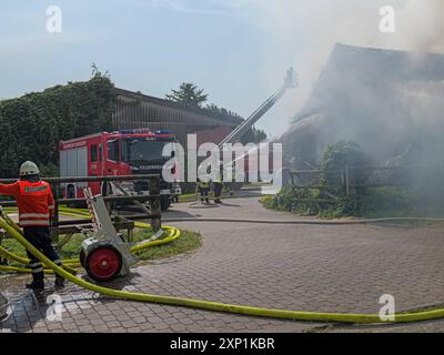 Mehrere Gebäude in Schillerslage abgebrannt Großeinsatz der Feuerwehren aus dem Bereich Burgdorf bei einem Brand eines Gebäudekomplexes in Schillerslage *** mehrere Gebäude brannten in Schillerslage ab Großeinsatz der Feuerwehren aus dem Burgdorfer Gebiet bei einem Brand in einem Gebäudekomplex in Schillerslage Urheberrecht: XBerndxGüntherx Stockfoto