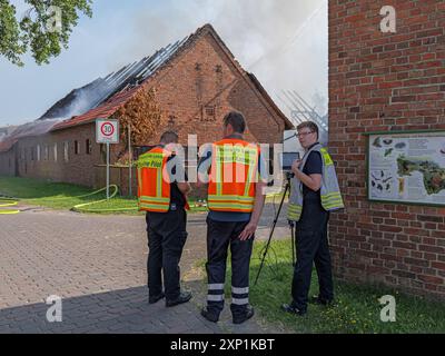 Mehrere Gebäude in Schillerslage abgebrannt die Feuerwehr lehrte unterstützt mit dem Einsatz einer speziellen Wärmebilddrohne die Einsatzleitung vor Ort. *** Mehrere Gebäude brannten in Schillerslage ab die Lehrte Feuerwehr unterstützte die Einsatzleitung vor Ort mit Hilfe einer speziellen Wärmebilddrohne Copyright: XBerndxGüntherx Stockfoto