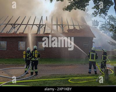 Mehrere Gebäude in Schillerslage abgebrannt Großeinsatz der Feuerwehren aus dem Bereich Burgdorf bei einem Brand eines Gebäudekomplexes in Schillerslage *** mehrere Gebäude brannten in Schillerslage ab Großeinsatz der Feuerwehren aus dem Burgdorfer Gebiet bei einem Brand in einem Gebäudekomplex in Schillerslage Urheberrecht: XBerndxGüntherx Stockfoto