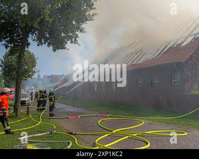 Mehrere Gebäude in Schillerslage abgebrannt Großeinsatz der Feuerwehren aus dem Bereich Burgdorf bei einem Brand eines Gebäudekomplexes in Schillerslage *** mehrere Gebäude brannten in Schillerslage ab Großeinsatz der Feuerwehren aus dem Burgdorfer Gebiet bei einem Brand in einem Gebäudekomplex in Schillerslage Urheberrecht: XBerndxGüntherx Stockfoto