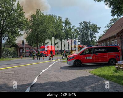 Mehrere Gebäude in Schillerslage abgebrannt Großeinsatz der Feuerwehren aus dem Bereich Burgdorf bei einem Brand eines Gebäudekomplexes in Schillerslage *** mehrere Gebäude brannten in Schillerslage ab Großeinsatz der Feuerwehren aus dem Burgdorfer Gebiet bei einem Brand in einem Gebäudekomplex in Schillerslage Urheberrecht: XBerndxGüntherx Stockfoto