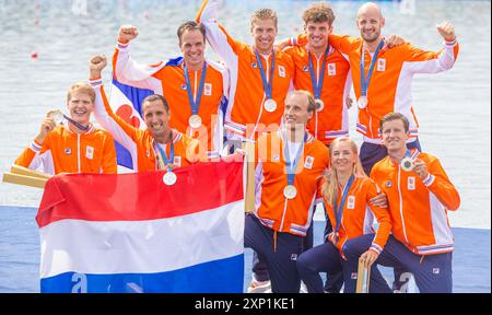 VAIRES-SUR-MARNE - Ruderer aus Gert-Jan van Doorn, Jacob van de Kerkhof, Jan van der bij, Mick Makker, Olav Molenaar, Ralf Rienks, Ruben Knab, Sander de Graaf und Coxswain Dieuwke Fetter gewinnen Silber auf dem. M8+ beim Olympischen Ruderturnier während der Olympischen Spiele in der französischen Hauptstadt. ANP IRIS VAN DEN BROEK Stockfoto