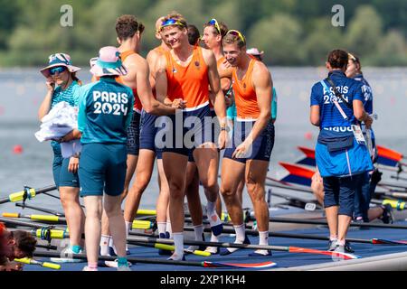 PARIS, FRANKREICH - 3. AUGUST: Ralf Rienks (Niederlande), Olav Molenaar (Niederlande), Sander de Graaf (Niederlande), Ruben Knab (Niederlande), Gertjan van Doorn (Niederlande), Jacob van de Kerkhof (Niederlande), Jan van der bij (Niederlande), Mick Makker aus den Niederlanden, Dieuwke Fetter aus den Niederlanden, nachdem er am 3. August 2024 in Paris am 8. Rudertag - Olympische Spiele Paris 2024 im Nautikstadion Vaires-Sur-Marne teilgenommen hatte. (Foto: Joris Verwijst/BSR Agency) Stockfoto