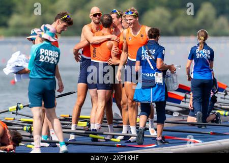 PARIS, FRANKREICH - 3. AUGUST: Ralf Rienks (Niederlande), Olav Molenaar (Niederlande), Sander de Graaf (Niederlande), Ruben Knab (Niederlande), Gertjan van Doorn (Niederlande), Jacob van de Kerkhof (Niederlande), Jan van der bij (Niederlande), Mick Makker aus den Niederlanden, Dieuwke Fetter aus den Niederlanden, nachdem er am 3. August 2024 in Paris am 8. Rudertag - Olympische Spiele Paris 2024 im Nautikstadion Vaires-Sur-Marne teilgenommen hatte. (Foto: Joris Verwijst/BSR Agency) Stockfoto