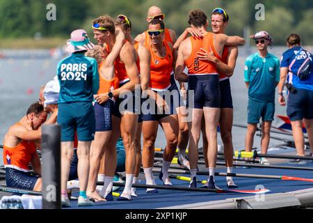 PARIS, FRANKREICH - 3. AUGUST: Ralf Rienks (Niederlande), Olav Molenaar (Niederlande), Sander de Graaf (Niederlande), Ruben Knab (Niederlande), Gertjan van Doorn (Niederlande), Jacob van de Kerkhof (Niederlande), Jan van der bij (Niederlande), Mick Makker aus den Niederlanden, Dieuwke Fetter aus den Niederlanden, nachdem er am 3. August 2024 in Paris am 8. Rudertag - Olympische Spiele Paris 2024 im Nautikstadion Vaires-Sur-Marne teilgenommen hatte. (Foto: Joris Verwijst/BSR Agency) Stockfoto