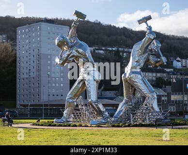 Riesige Schiffsbauer Skulptur „The Skelpies“ des Künstlers John McKenna in Port Glasgow, Inverclyde, Schottland, 2024. Stockfoto