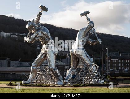 Riesige Schiffsbauer Skulptur „The Skelpies“ des Künstlers John McKenna in Port Glasgow, Inverclyde, Schottland, 2024. Stockfoto