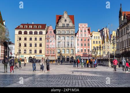 BRESLAU, POLEN - 4. NOVEMBER 2023: Dies sind historische Häuser auf dem Marktplatz. Stockfoto