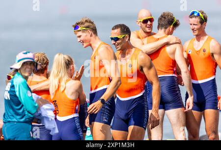 VAIRES-SUR-MARNE - Ruderer von Gert-Jan van Doorn, Jacob van de Kerkhof, Jan van der bij, Mick Makker, Olav Molenaar, Ralf Rienks, Ruben Knab, Sander de Graaf und Coxswain Dieuwke Fetter gewinnen Silber auf der M8+ beim Olympischen Ruderturnier während der Olympischen Spiele in der französischen Hauptstadt. ANP IRIS VAN DEN BROEK Stockfoto