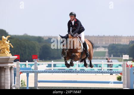 Paris, Frankreich. August 2024. Olympische Spiele In Paris: Reitsport. Ben Maher aus Großbritannien reitet gestern in Dallas Vegas Batilly während des Mannschaftsspringturniers A Versailles. Großbritannien nahm die Goldmedaille. Quelle: Adam Stoltman/Alamy Live News Stockfoto