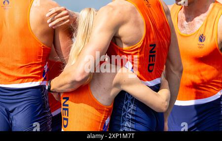 VAIRES-SUR-MARNE - Ruderer von Gert-Jan van Doorn, Jacob van de Kerkhof, Jan van der bij, Mick Makker, Olav Molenaar, Ralf Rienks, Ruben Knab, Sander de Graaf und Coxswain Dieuwke Fetter gewinnen Silber auf der M8+ beim Olympischen Ruderturnier während der Olympischen Spiele in der französischen Hauptstadt. ANP IRIS VAN DEN BROEK Stockfoto