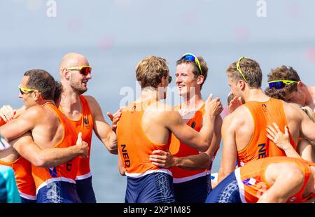 VAIRES-SUR-MARNE - Ruderer von Gert-Jan van Doorn, Jacob van de Kerkhof, Jan van der bij, Mick Makker, Olav Molenaar, Ralf Rienks, Ruben Knab, Sander de Graaf und Coxswain Dieuwke Fetter gewinnen Silber auf der M8+ beim Olympischen Ruderturnier während der Olympischen Spiele in der französischen Hauptstadt. ANP IRIS VAN DEN BROEK Stockfoto