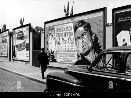 Street in Bruxelles/Brüssel, Belgien mit großen Filmplakaten für die britischen Filme THE OVERLANDERS (1946) HUE AND CRY (1947) ODD MAN OUT (1947) und (teilweise sichtbar) GROSSE ERWARTUNGEN (1946) während des Festivals Mondial du Film et des Beaux Arts im Palais des Beaux Arts vom 1. Juni bis 30. Juni 1947 Stockfoto