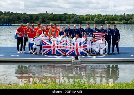 RIENKS Ralf, MOLENAAR Olav, de GRAAF Sander, KNAB Ruben, van DOORN Gert-Jan, van de KERKHOF Jacob, van der BIJ Jan, MAKKER Mick, FETTER Dieuwke (Niederlande), CARNEGIE Sholto, GIBBS Rory, BOLDING Morgan, DAWSON Jacob, ELWES Charles, DIGBY Tom, RUDKIN James, FORD Tom, BRIGHTMORE Harry (Großbritannien), HOLLINGSWORTH Henry, RUSHER Nick, TABASH Christian, DEAN Clark, CARLSON Chris, CHATAIN Peter, OLSON Evan, QUINTON Pieter, MILNE Rielly (USA) jubeln bei der Siegerehrung auf dem Podium, FRA, Olympische Spiele Paris 2024, Rudern, Herren Achter Finale, 03.08.2024 Foto: Eibner-Pressefoto/Michael Mem Stockfoto