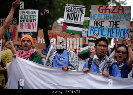 Die Menschen nehmen an dem von der Palästinensischen Solidaritätskampagne organisierten Nationalen marsch für Palästina in Zentral-London Teil. Bilddatum: Samstag, 3. August 2024. Stockfoto