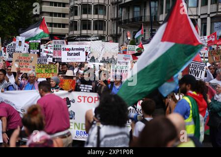 Die Menschen nehmen an dem von der Palästinensischen Solidaritätskampagne organisierten Nationalen marsch für Palästina in Zentral-London Teil. Bilddatum: Samstag, 3. August 2024. Stockfoto