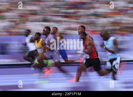 Paris, Frankreich. August 2024. Fred Kerley (3. L) aus den Vereinigten Staaten sprintet während der 100-m-Runde der Athletik bei den Olympischen Spielen 2024 in Paris, Frankreich, 3. August 2024. Quelle: Li Ming/Xinhua/Alamy Live News Stockfoto