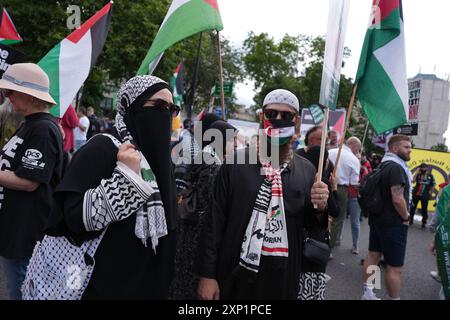 Die Menschen nehmen an dem von der Palästinensischen Solidaritätskampagne organisierten Nationalen marsch für Palästina in Zentral-London Teil. Bilddatum: Samstag, 3. August 2024. Stockfoto