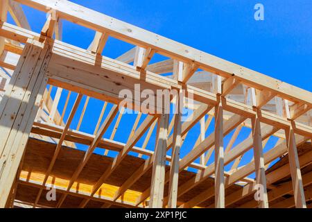 Beim Bau eines neuen Hauses werden häufig Holzrahmenbalken verwendet Stockfoto