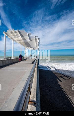 Die Ocean Viewing Platform zeigt den Titanomagnetit- oder vulkanischen Sandstrand bei Napier auf der Nordinsel Neuseelands Stockfoto