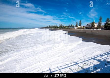 Der Titanomagnetit- oder vulkanische Sandstrand von Napier auf der Nordinsel Neuseelands ist hoch in Eisen und verursacht die berühmten schwarzen Strände Stockfoto