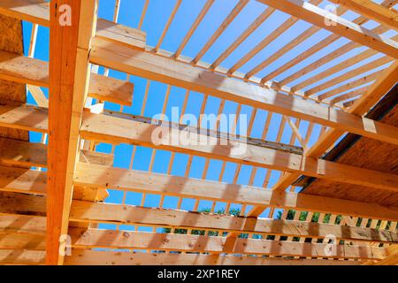 Durch die Verwendung von Dachbalken als Rahmen können Holzdachträger gebaut werden Stockfoto