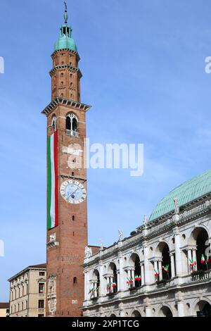 Vicenza, VI, Italien - 10. Mai 2024: Turm namens Torre Bissara mit sehr langer italienischer Flagge Stockfoto