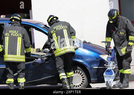 Vicenza, VI, Italien - 23. Mai 2024: Feuerwehrleute tragen Uniformen mit italienischem Text nach dem Unfall Stockfoto