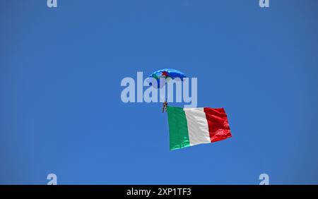 Vicenza, VI, Italien - 10. Mai 2024: Fallschirmjäger mit der großen Flagge ITALIENS Stockfoto