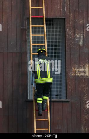 Vicenza, VI, Italien - 23. Mai 2024: Feuerwehrleute tragen Uniformen mit italienischem Text während eines Notfalls Stockfoto