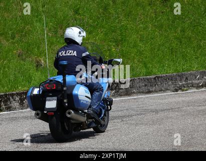 Treviso, TV, Italien - 25. Mai 2024: Italienischer Motorradpolizist patrouilliert mit seinem Motorrad durch die Straßen Stockfoto