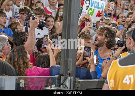 Gianmarco Tamberi (ITA) feierte von seinen Anhängern für den Gewinn der Hochsprung-Goldmedaille der Herren bei den Leichtathletik-Europameisterschaften Roma 2024 in Rom, Italien Stockfoto