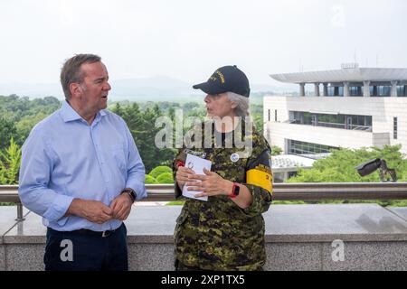 Gemeinsamer Sicherheitsraum, Südkorea. August 2024. Verteidigungsminister Boris Pistorius (SPD) besucht die Demilitarisierte Zone (DMZ) zwischen Süd- und Nordkorea unter der Führung von Korporal Evelyn D. Zandvliet im Rahmen seiner Reise in den Indopazifik. Quelle: Soeren Stache/dpa/Alamy Live News Stockfoto