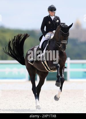 Versailles, Frankreich. August 2024. Olympia, Paris 2024, Pferdesport, Dressur, Team, das Finale: Isabell Werth reitet Wendy. Quelle: Rolf Vennenbernd/dpa/Alamy Live News Stockfoto