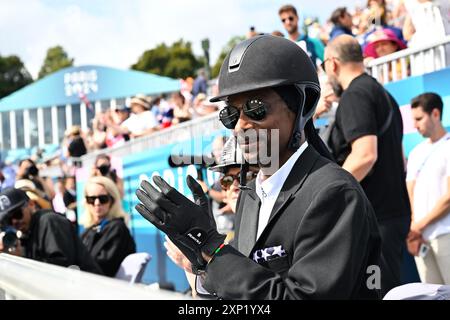 Paris, Frankreich. August 2024. Beim Finale der Mannschaftsdressur im Château de Versailles, während der Olympischen Sommerspiele 2024 in Paris, schnuppern Dogg im Publikum. Foto: Henrik Montgomery/TT/Code 10060 Credit: TT News Agency/Alamy Live News Stockfoto