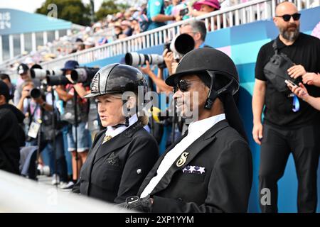 Paris, Frankreich. August 2024. Martha Stewart und Snoop Dogg im Publikum während des Finales der Mannschaftsdressur im Château de Versailles, während der Olympischen Sommerspiele in Paris 2024.Foto: Henrik Montgomery/TT/Code 10060 Credit: TT News Agency/Alamy Live News Stockfoto