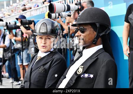 Paris, Frankreich. August 2024. Martha Stewart und Snoop Dogg im Publikum während des Finales der Mannschaftsdressur im Château de Versailles, während der Olympischen Sommerspiele in Paris 2024.Foto: Henrik Montgomery/TT/Code 10060 Credit: TT News Agency/Alamy Live News Stockfoto