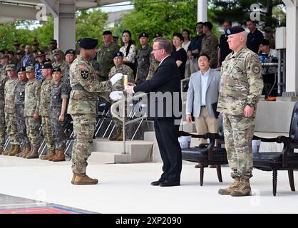 Pyeongtaek, Südkorea. August 2024. Verteidigungsminister Boris Pistorius (r, SPD) erhält bei der Zeremonie des Beitritts Deutschlands zum UN-Kommando im US-Basislager Humphreys von einem Soldaten einen eingravierten Munitionsfall. Nach Abschluss der Zeremonie ist Deutschland Mitglied des UNC. Quelle: Soeren Stache/dpa/Alamy Live News Stockfoto