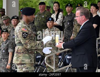 Pyeongtaek, Südkorea. August 2024. Verteidigungsminister Boris Pistorius (r, SPD) erhält bei der Zeremonie des Beitritts Deutschlands zum UN-Kommando im US-Basislager Humphreys von einem Soldaten einen eingravierten Munitionsfall. Nach Abschluss der Zeremonie ist Deutschland Mitglied des UNC. Quelle: Soeren Stache/dpa/Alamy Live News Stockfoto