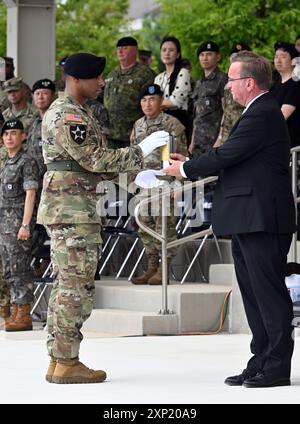 Pyeongtaek, Südkorea. August 2024. Verteidigungsminister Boris Pistorius (r, SPD) erhält bei der Zeremonie des Beitritts Deutschlands zum UN-Kommando im US-Basislager Humphreys von einem Soldaten einen eingravierten Munitionsfall. Nach Abschluss der Zeremonie ist Deutschland Mitglied des UNC. Quelle: Soeren Stache/dpa/Alamy Live News Stockfoto