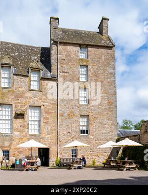 Pittenweem, Schottland, Großbritannien - 13. Juli 2024: Die Ausstellung der Marke Kellie Castle stammt aus dem 14. Jahrhundert und wurde vor dem Ruin gerettet Stockfoto