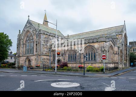 St. Andrews, Schottland, Großbritannien - 13. Juli 2024: Ikonische Architektur von St. Andrews und die alte Trinity-Kirche, Geburtsort der Reformation. Stockfoto