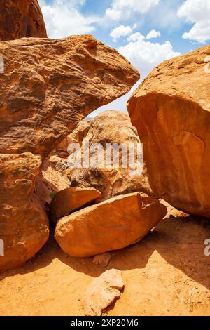 Große Felsen befinden sich auf dem Fiery Furnace Trail im Arches National Park in der Nähe von Moab, Utah. Stockfoto